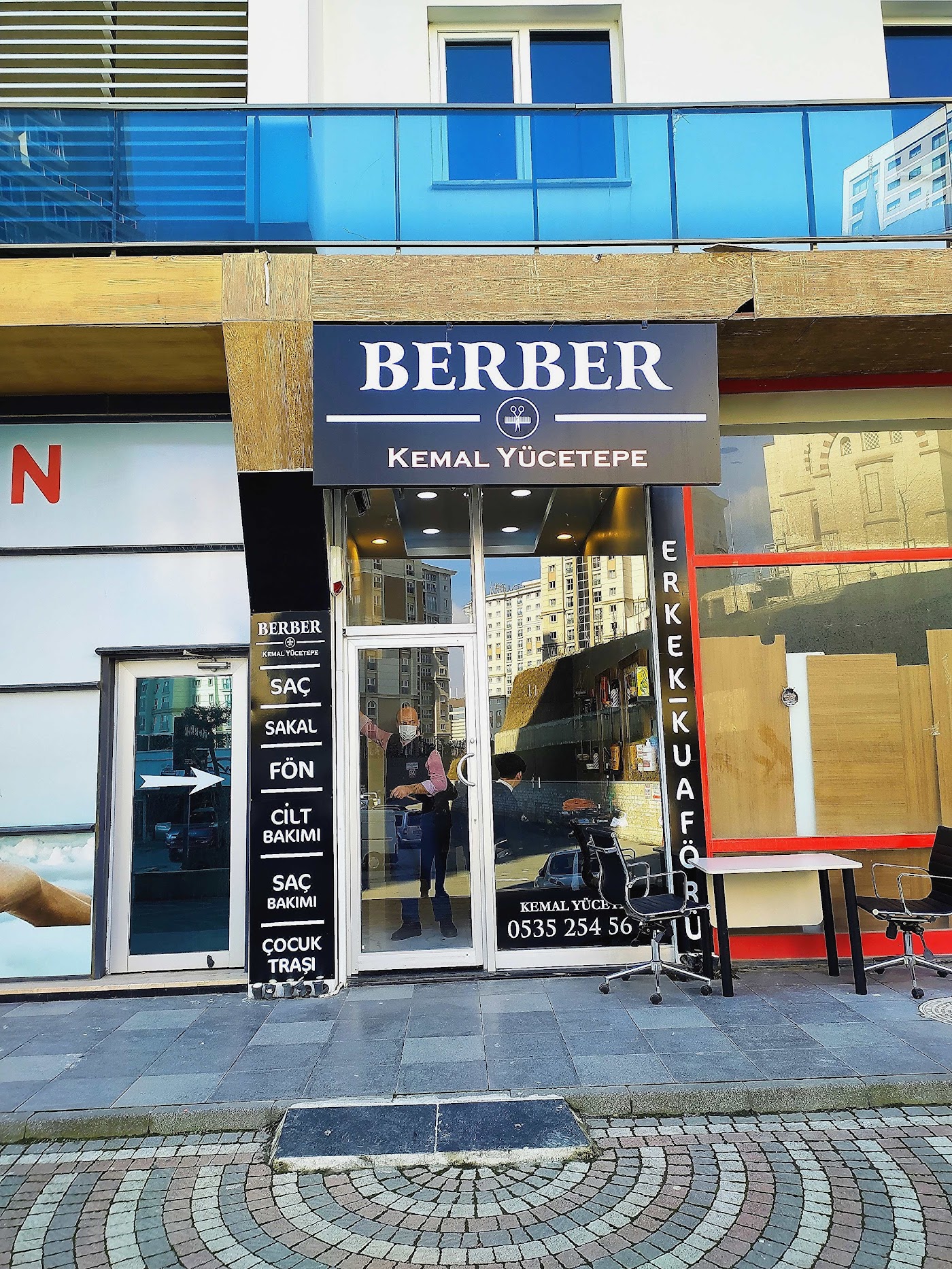 Berber Kemal Yücetepe dükkan girişi — gündüz