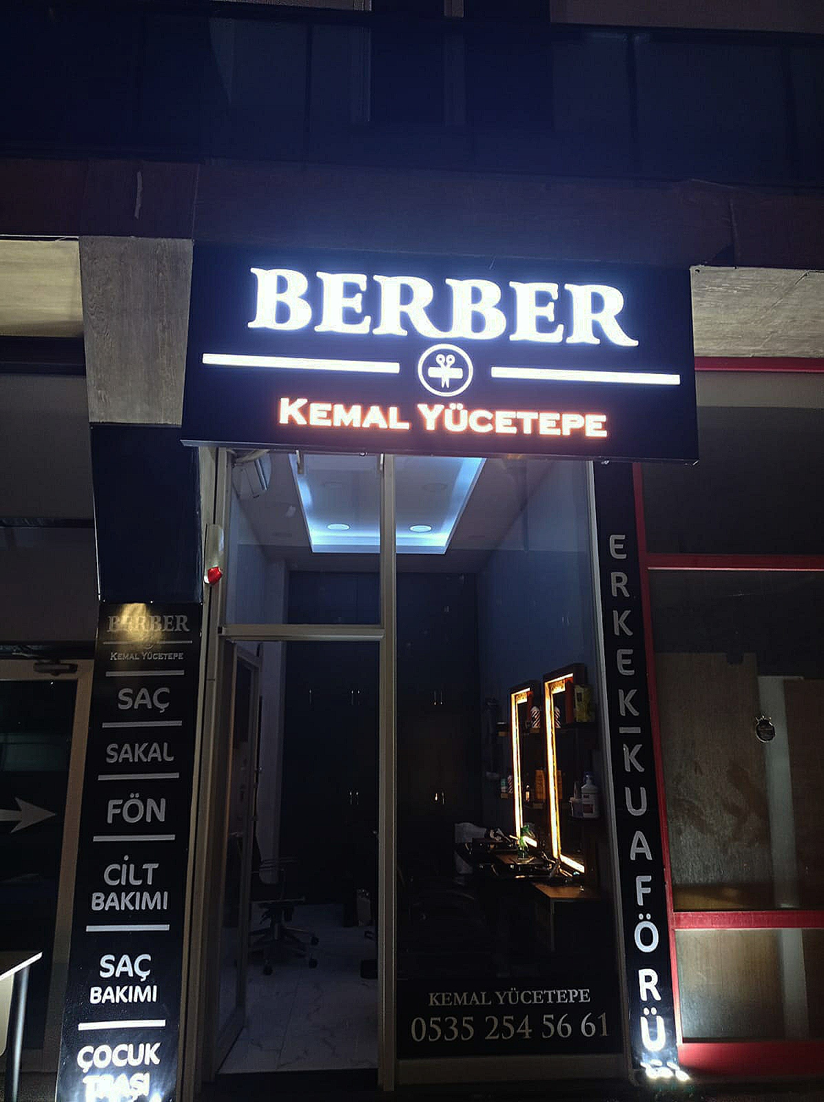 Berber Kemal Yücetepe — akşam vitrini, sıcak ayna ışıkları